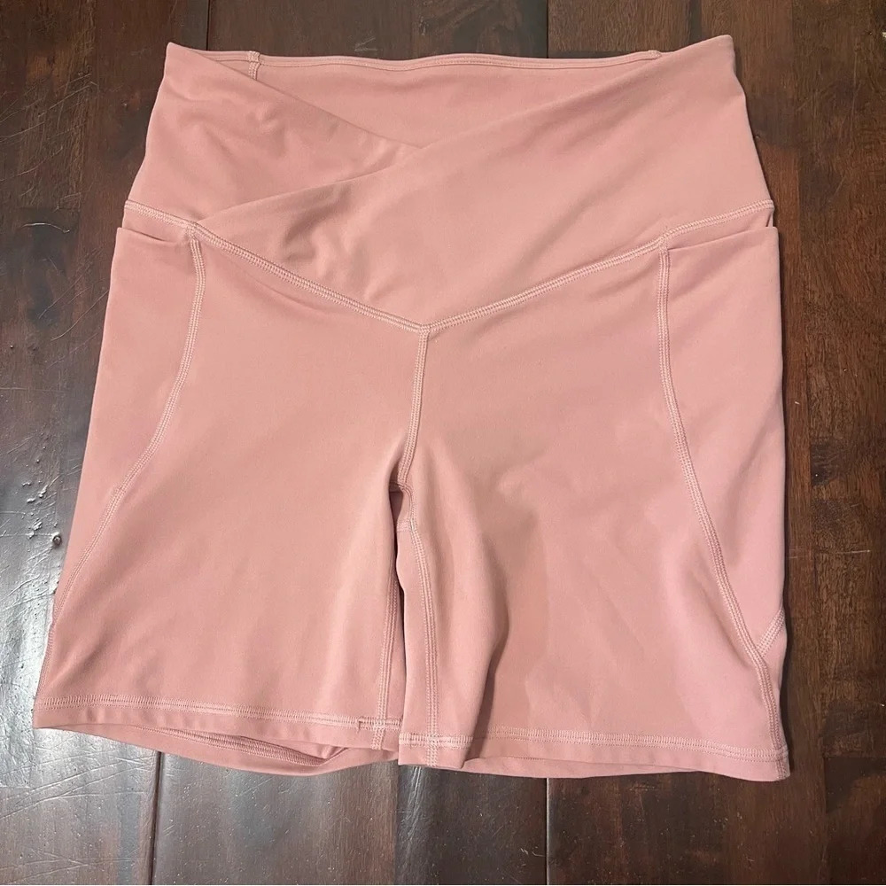 Fabletics PureLuxe Crossover Waist Biker Shorts Women’s Small Pale Pink Athletic